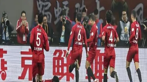 加拿大队重视阿芳伤情处理：教练与队医确保球员健康至上。